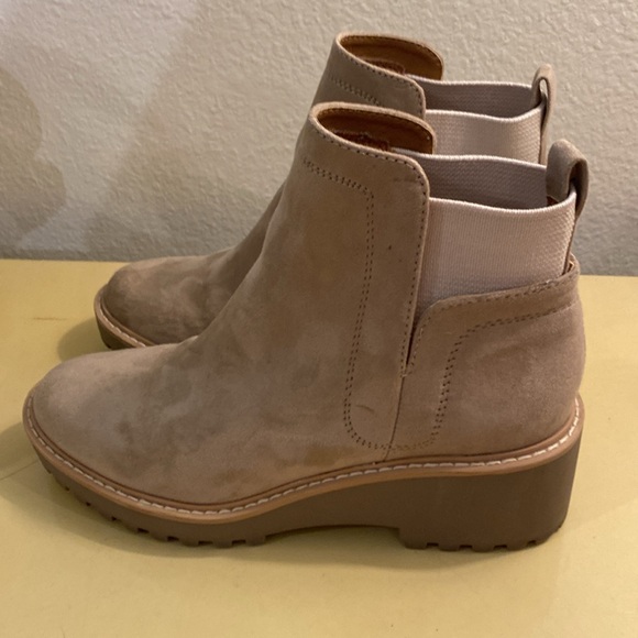 Dolce Vita‎ Taupe Ankle Slip on Boots.  Suede.  Size 7.  Maybe Worn Once. - Picture 3 of 8